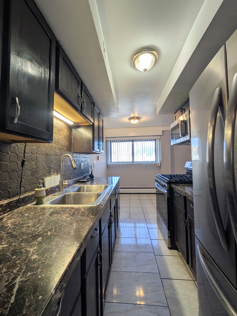 7540 North Ridge Boulevard, Unit 2C Chicago, IL 60645 - Photo 8 of 11 Gallery Image 8