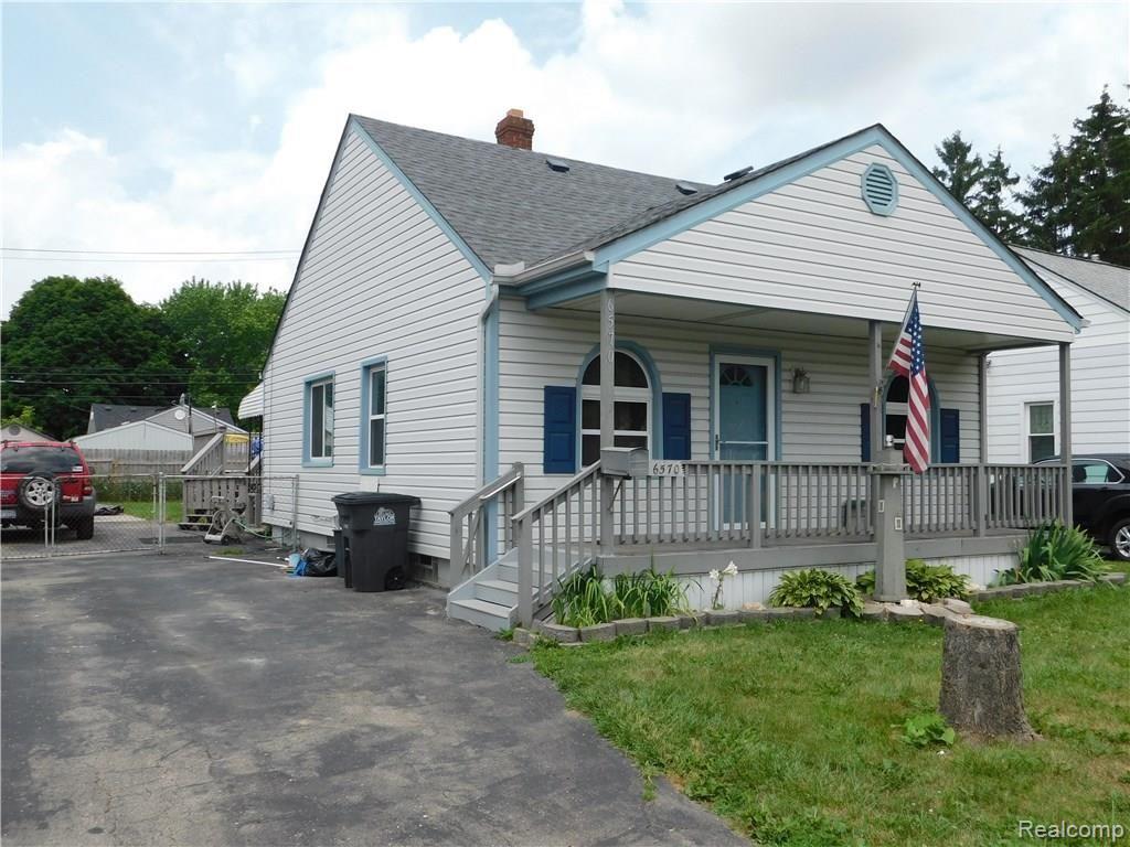 6570 Pelham Road Taylor, MI 48180 - Photo 3 of 36 NEW INSULATED VINYL SIDING, NICE PORCH