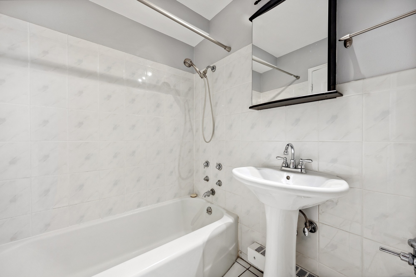 6118 North Sheridan Road, Unit 509 Chicago, IL 60660 - Photo 8 of 10 a bathroom with a sink a toilet and bathtub