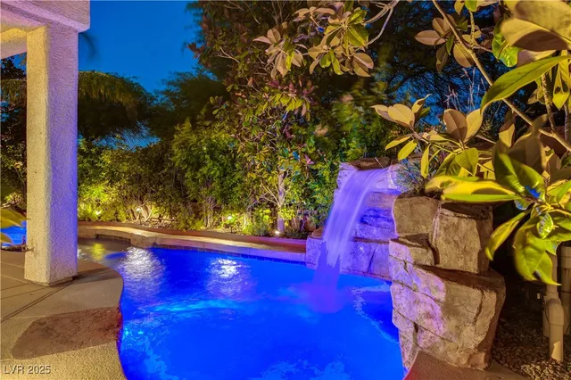 $899,900 | 812 Eaglewood Drive, Las Vegas, NV 89144