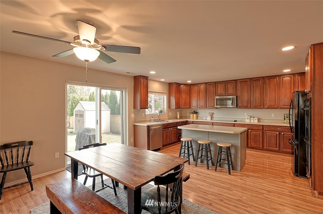 20505 Rustic View Road Southeast Monroe, WA 98272 - Photo 14 of 40 a large kitchen with a table and chairs