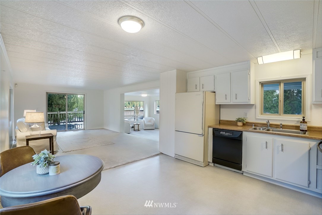 319 West Shore Loop Road Snohomish, WA 98290 - Photo 20 of 32 a kitchen with refrigerator and windows