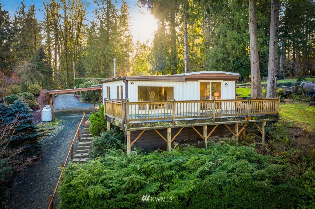 319 West Shore Loop Road Snohomish, WA 98290 - Photo 26 of 32 a backyard of a house with table and chairs