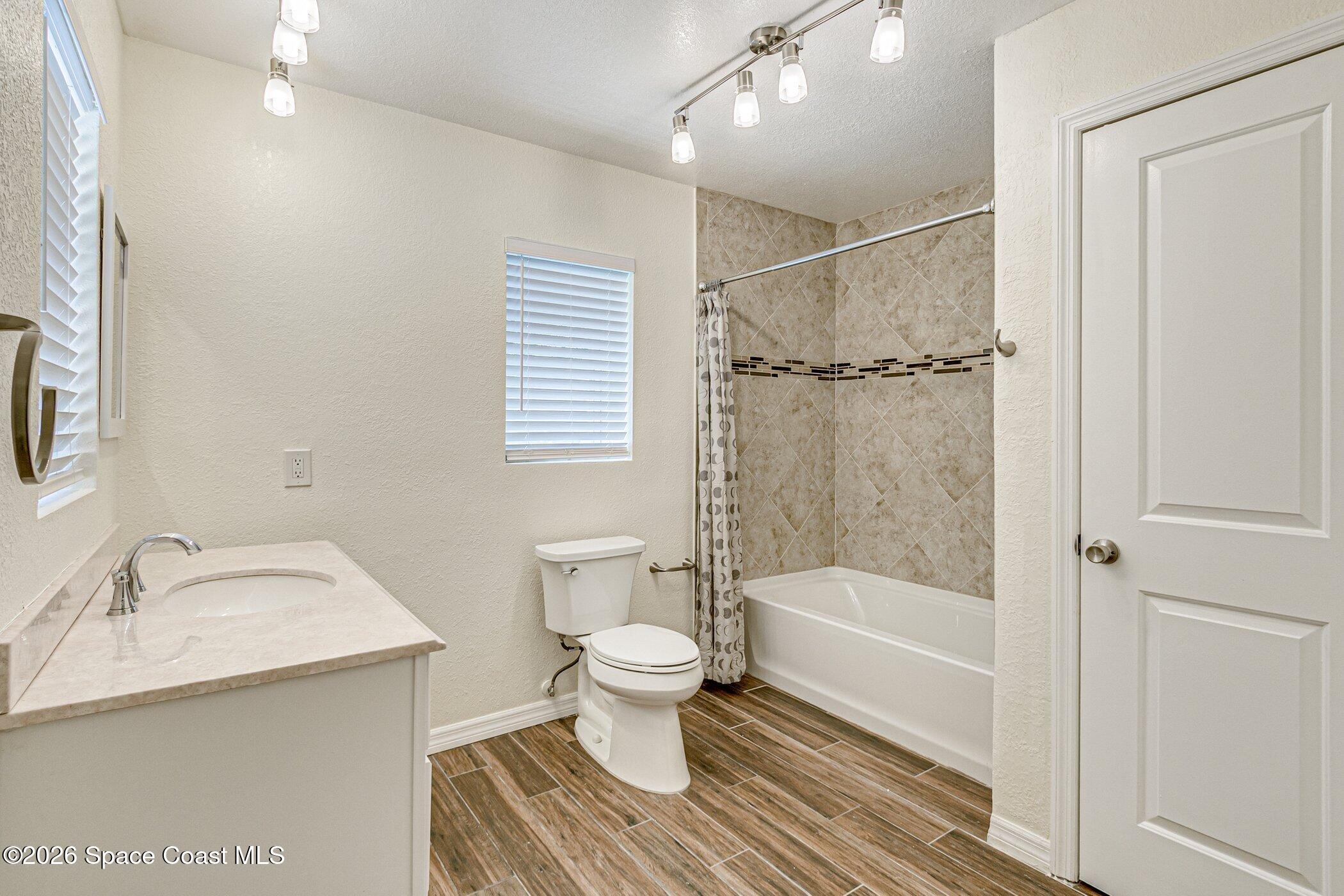 175 Northwest Valencia Road Melbourne, FL 32904 - Photo 15 of 24 Master Bathroom