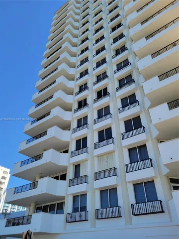$4,300 | 6422 Collins Avenue, Unit 1802, Miami Beach, FL 33141