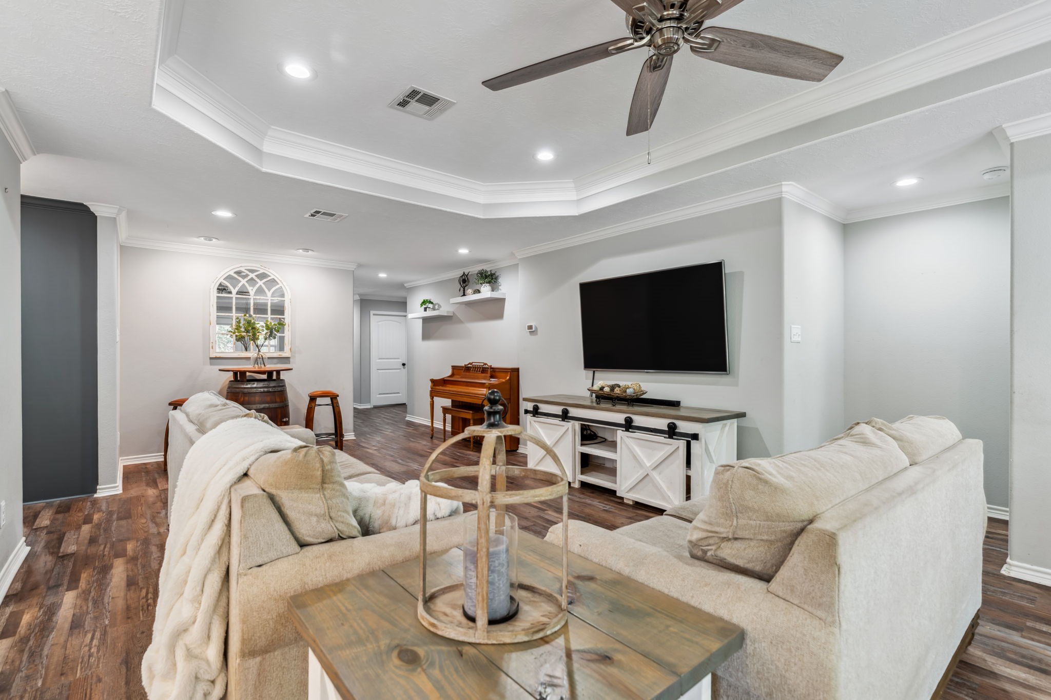 129 Bridgepoint Onalaska, TX 77360 - Photo 6 of 35 a living room with furniture and a flat screen tv
