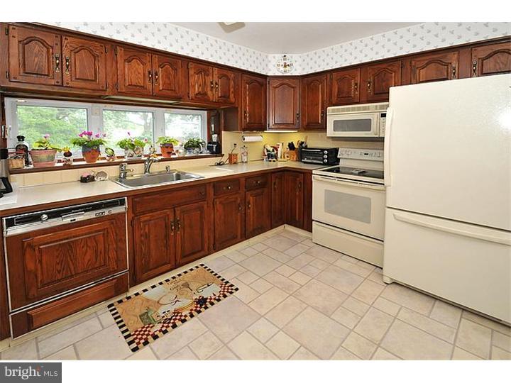 2073 Kent Road Huntingdon Valley, PA 19006 - Photo 5 of 17 Kitchen