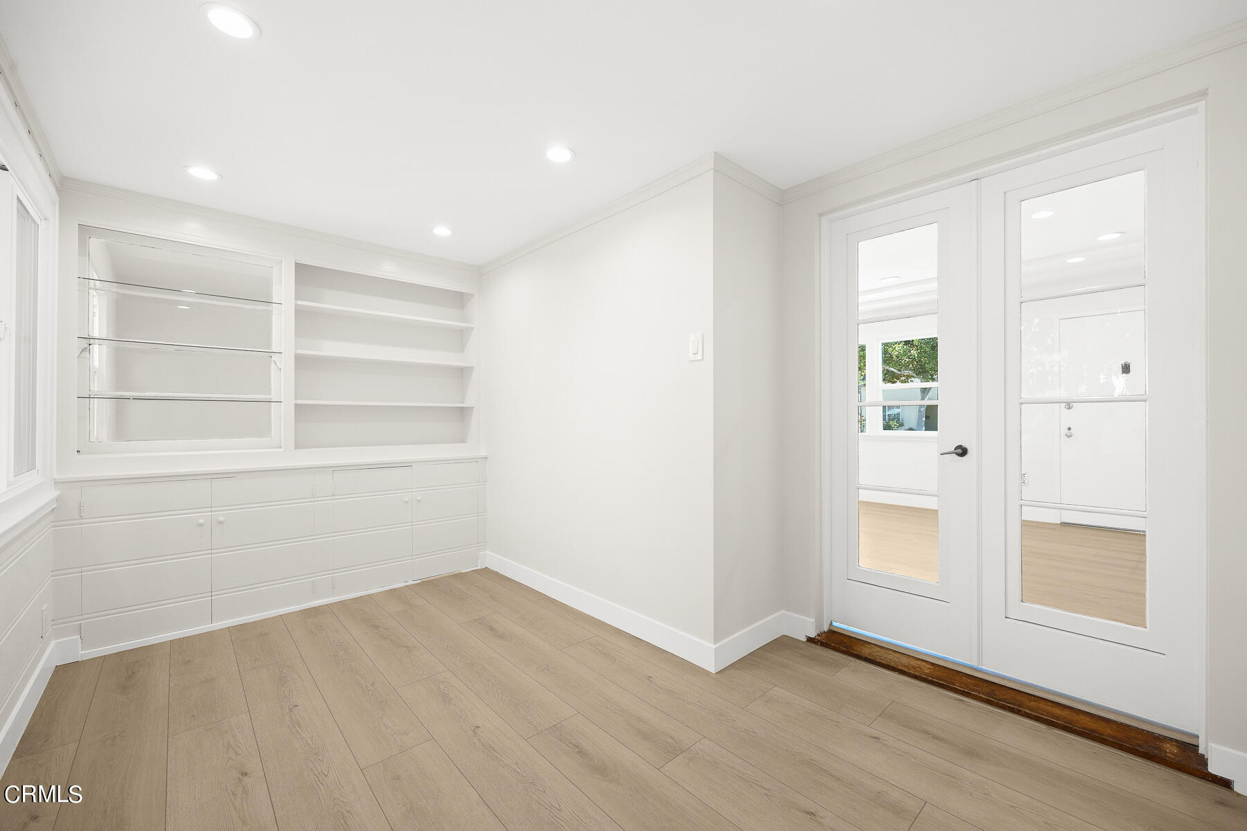 619 Corwin Avenue Glendale, CA 91206 - Photo 24 of 44 an empty room with cabinet and windows