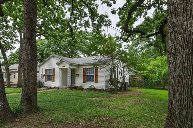 a view of a house with backyard and garden
