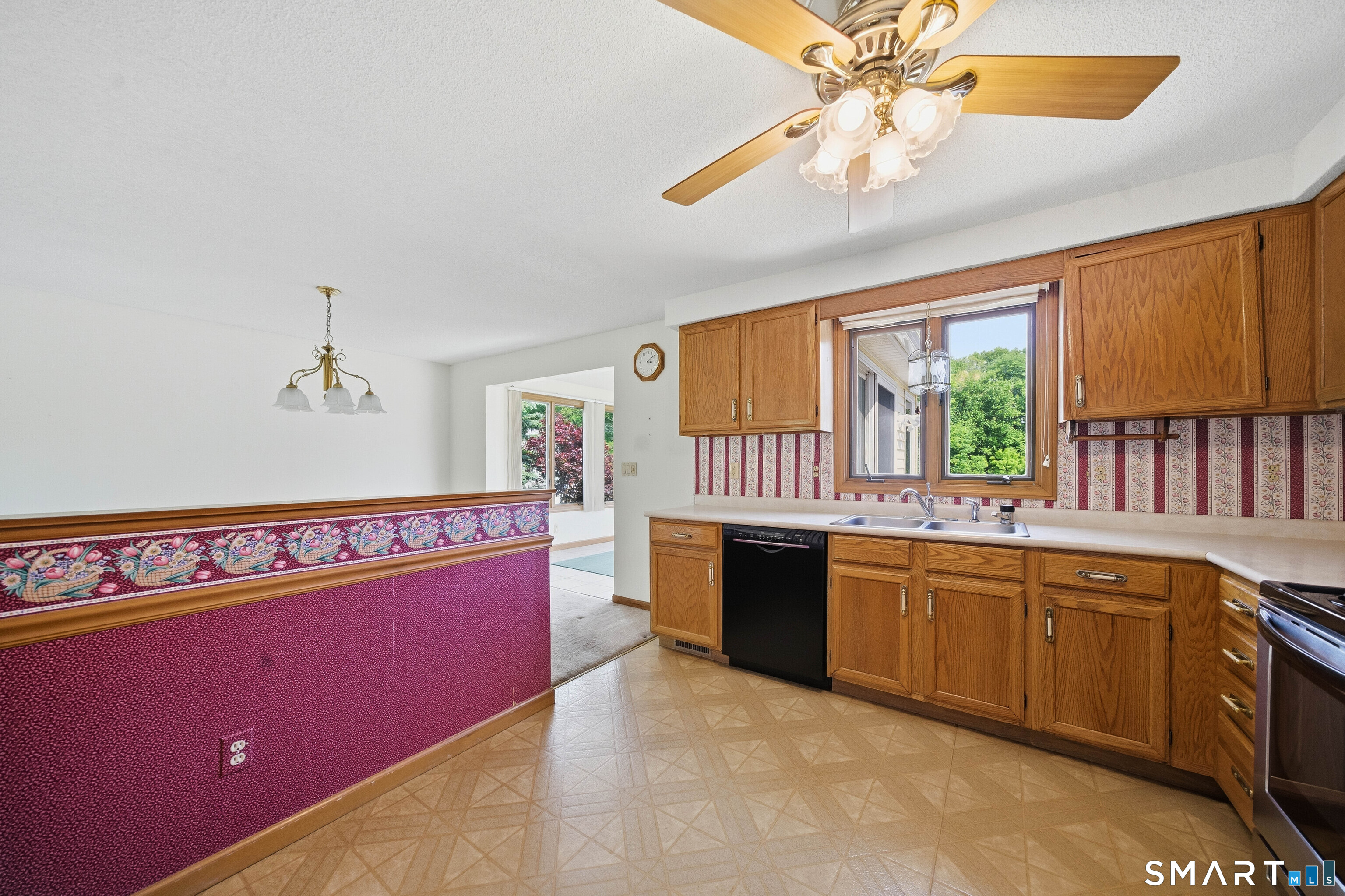 17 Spruceland Road Enfield, CT 06082 - Photo 13 of 40 Small eat-in space in the kitchen