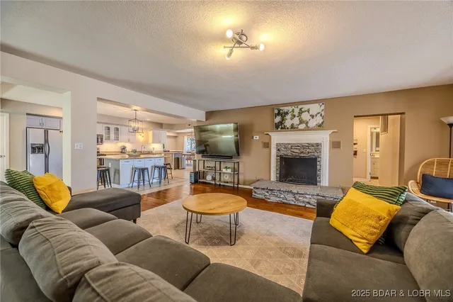 $1,199,000 | 684 Wings Circle, Sunrise Beach, MO 65079