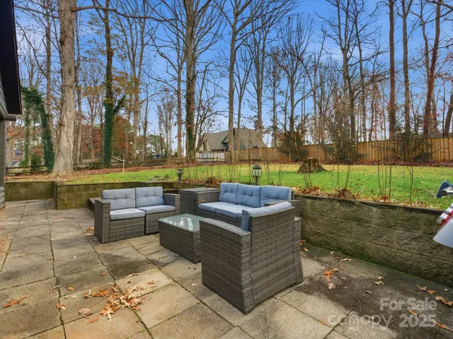 a view of yard with green space