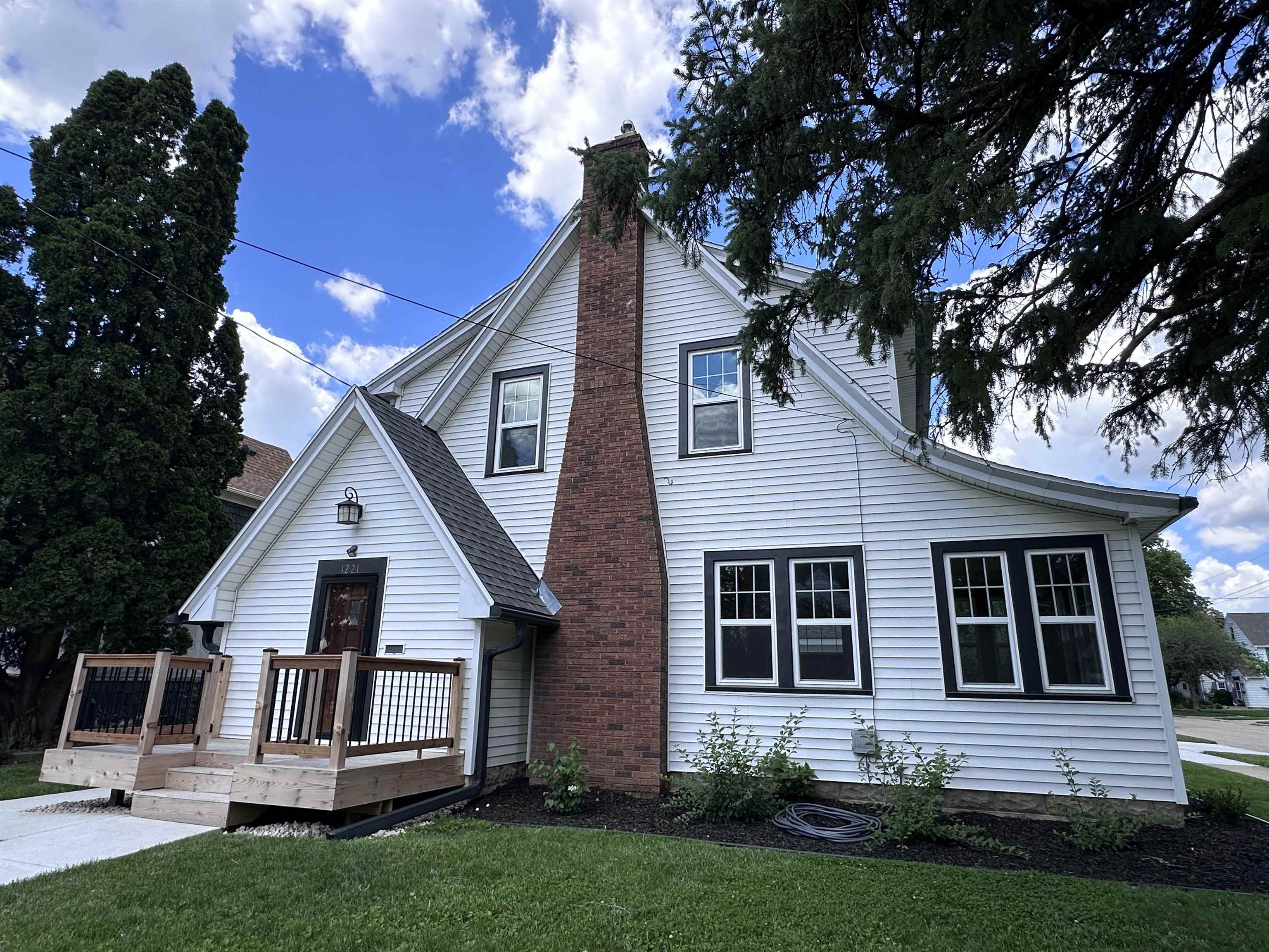 1221 Grace Street Janesville, WI 53545 - Photo 4 of 61