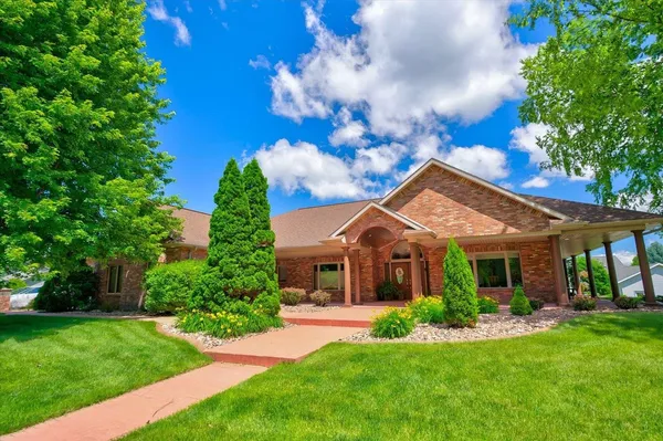 $869,900 | 2424 St Albert The Great Drive, Sun Prairie, WI 53590