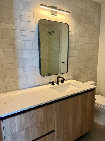 $2,400 | 84 East Avenue, Unit 1502, Austin, TX 78701