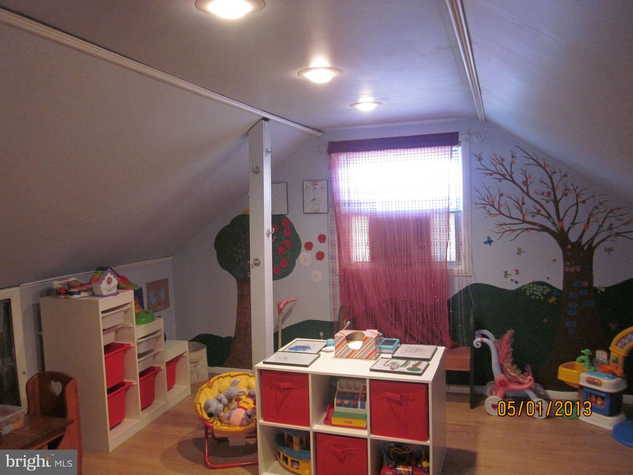 7617 Spruce Road Baltimore, MD 21222 - Photo 13 of 20 a room with furniture and a table