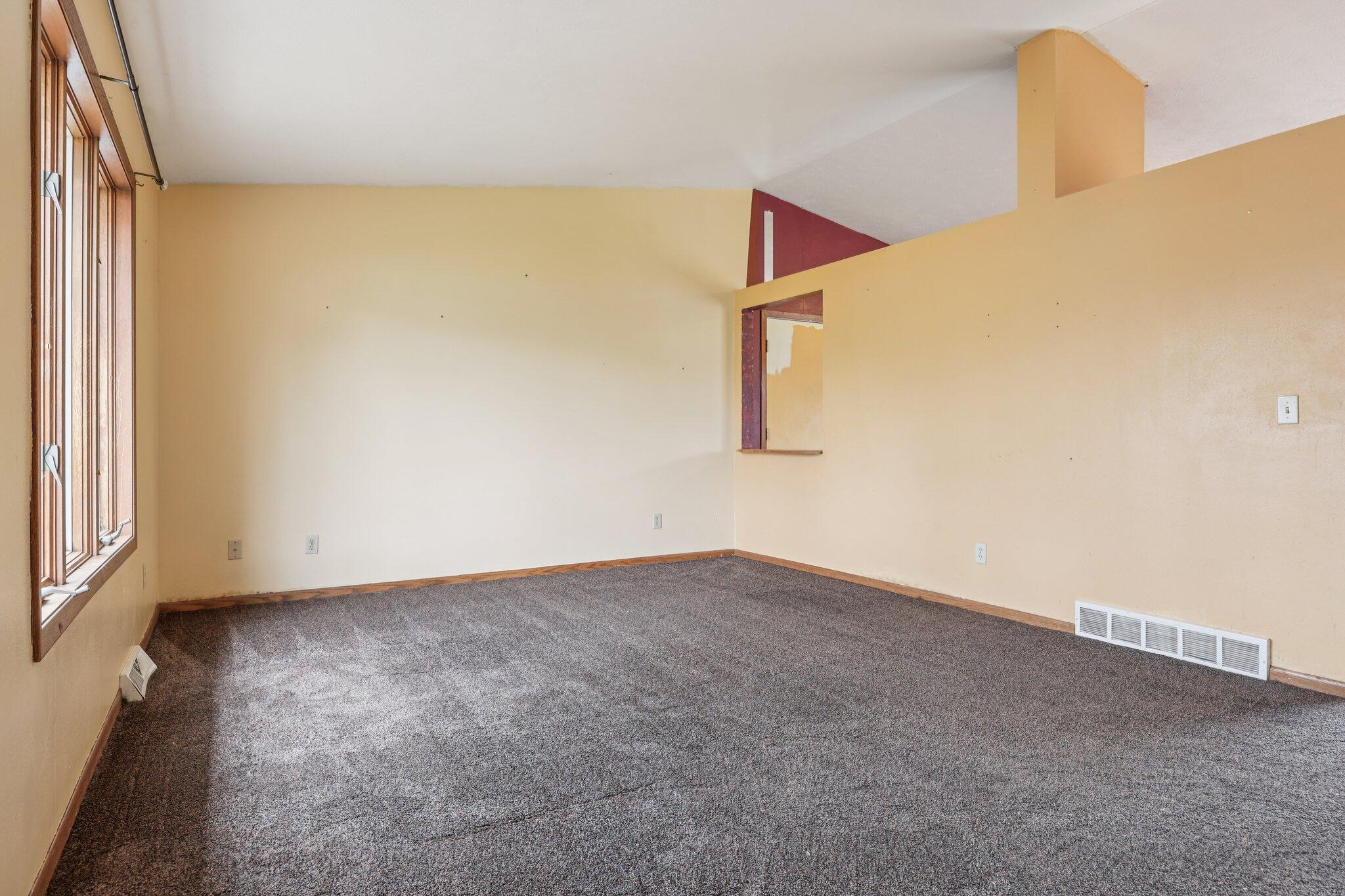 304 Aspen Court Delavan, WI 53115 - Photo 23 of 35 Living Room_b