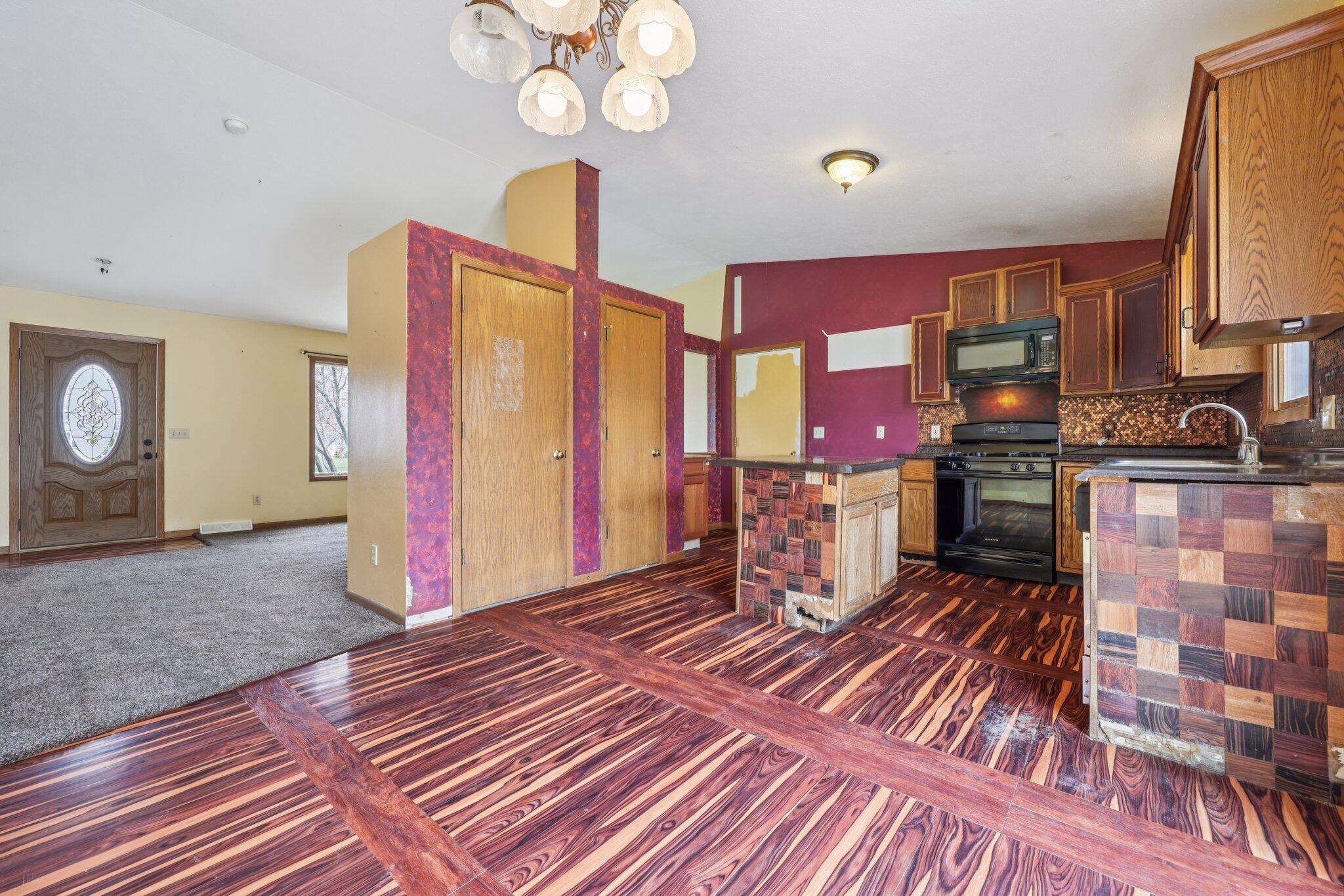 304 Aspen Court Delavan, WI 53115 - Photo 24 of 35 Main Floor Kitchen