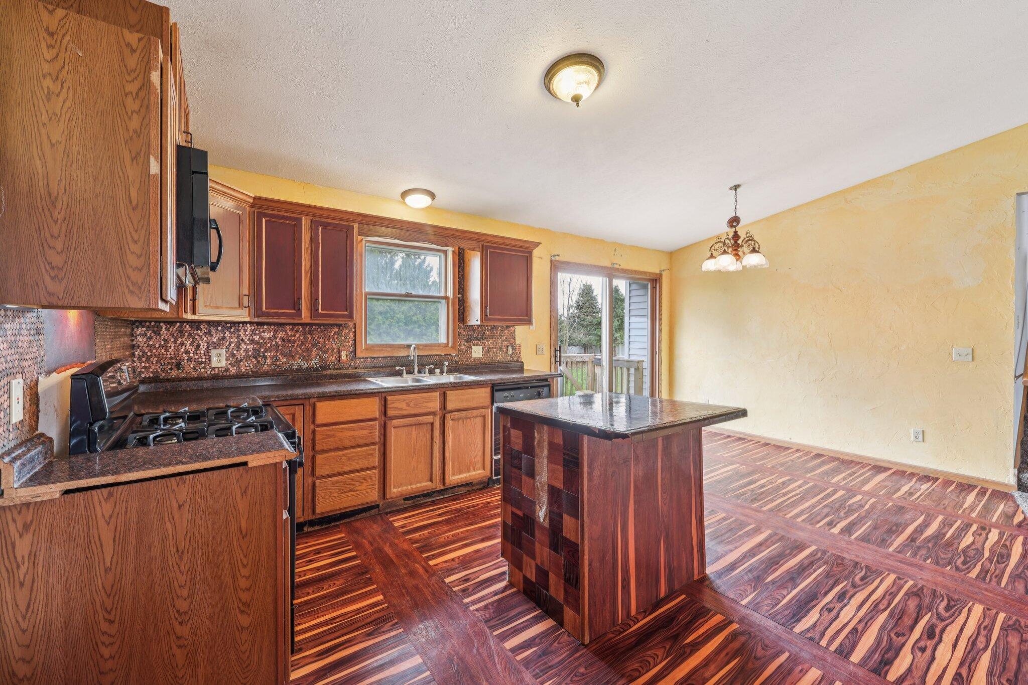 304 Aspen Court Delavan, WI 53115 - Photo 25 of 35 Main Floor Kitchen_x