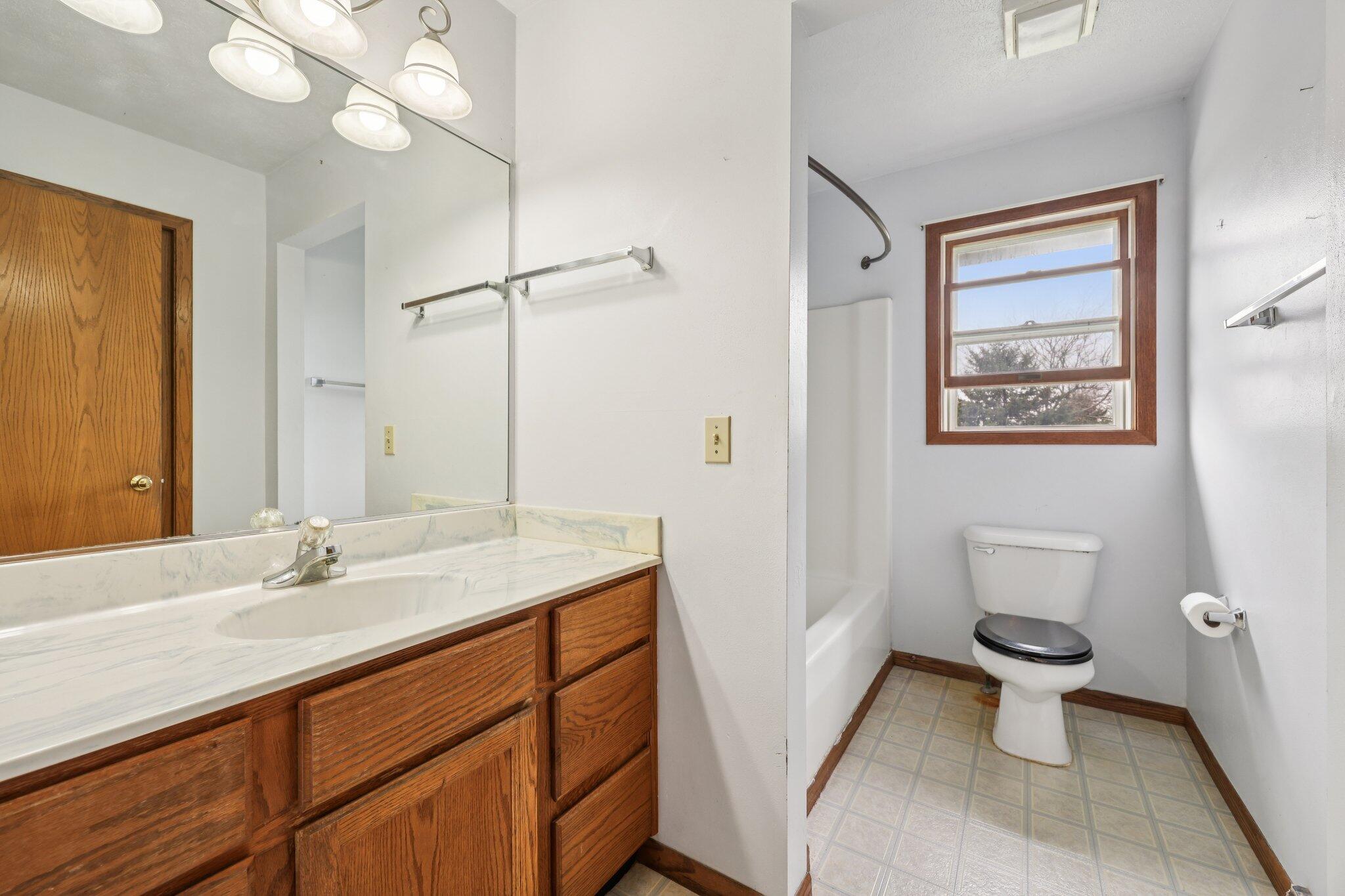 304 Aspen Court Delavan, WI 53115 - Photo 26 of 35 Full Bathroom