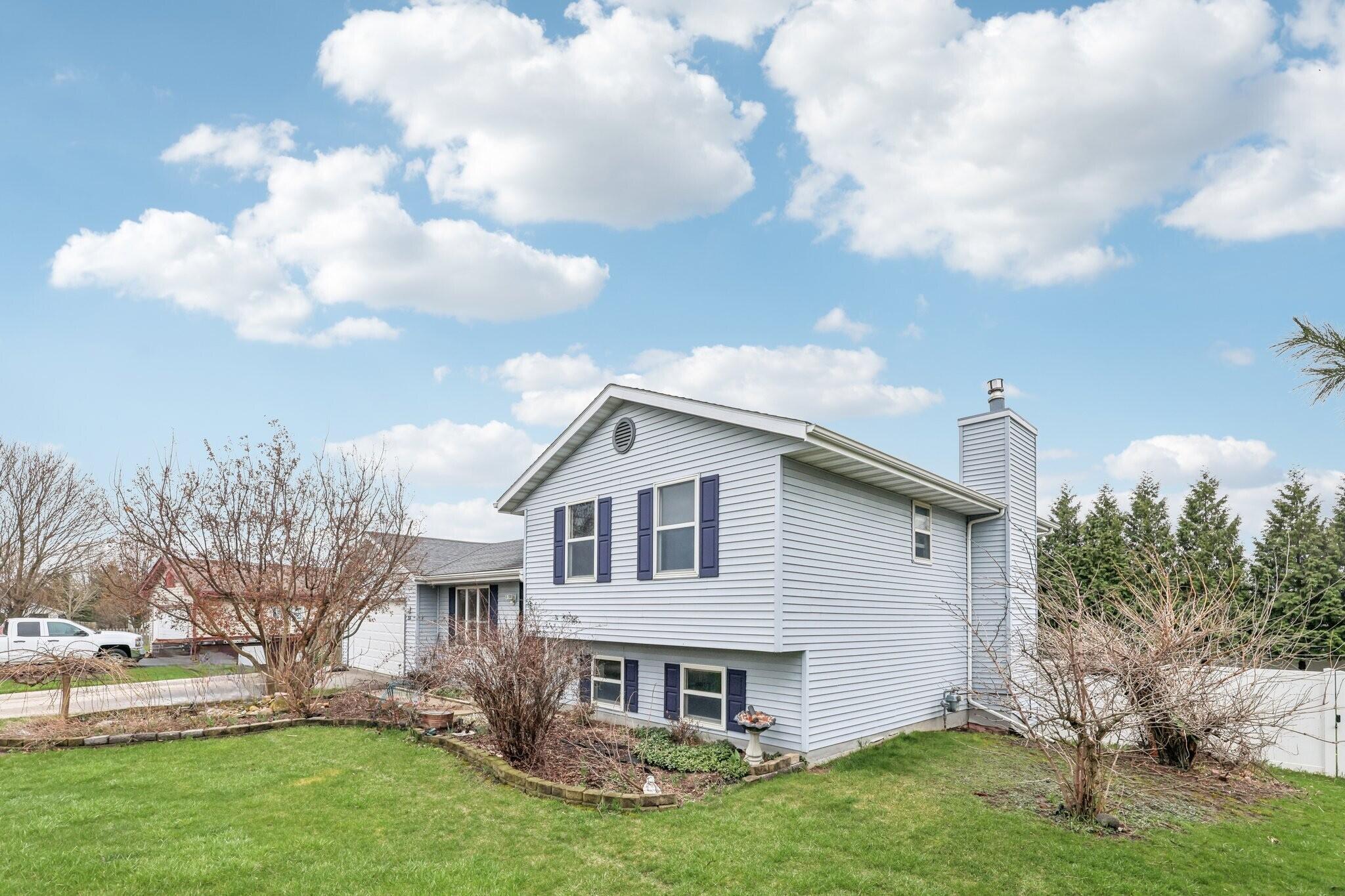 304 Aspen Court Delavan, WI 53115 - Photo 31 of 35 304 Aspen Ct_front angle