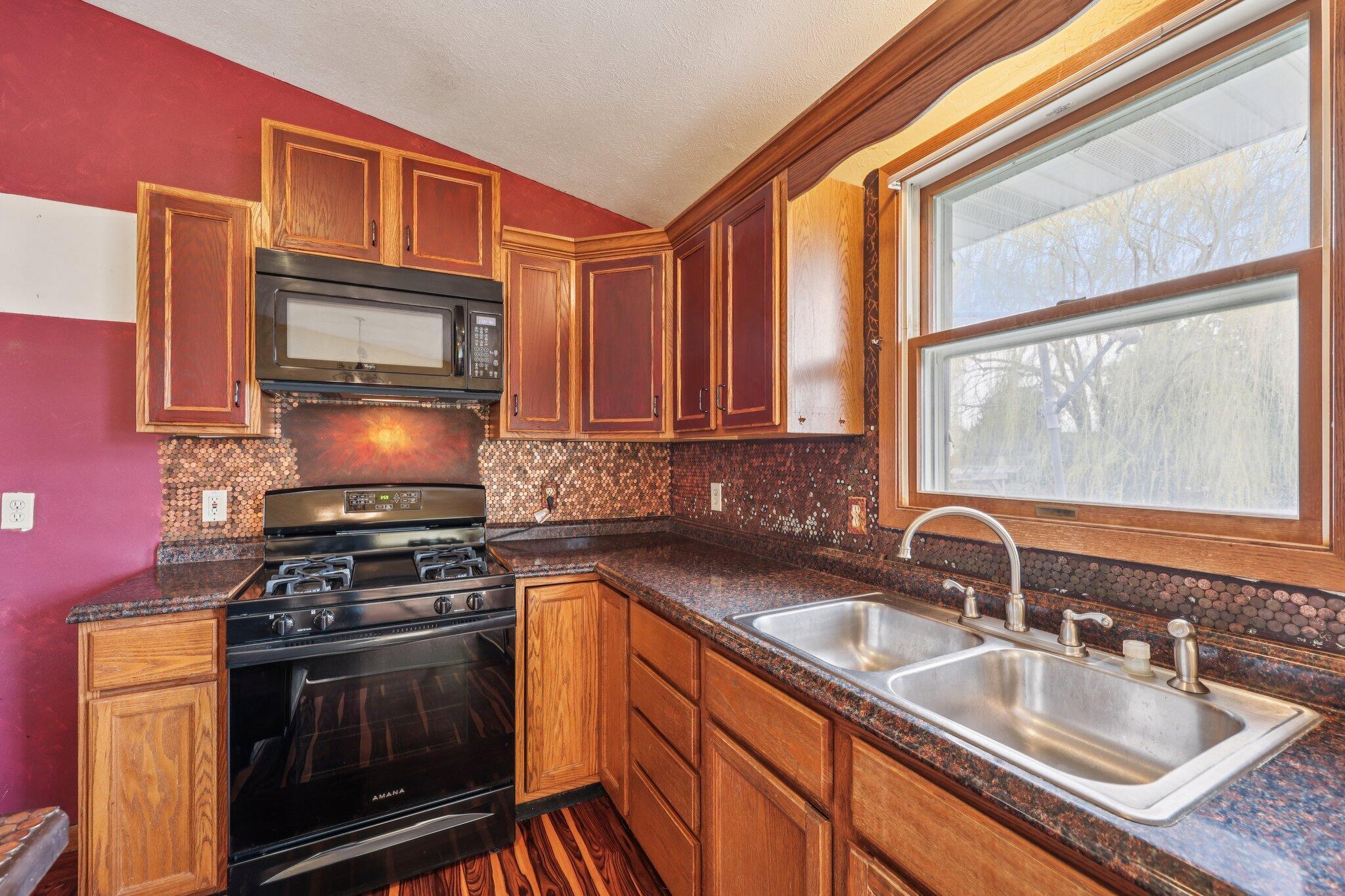 304 Aspen Court Delavan, WI 53115 - Photo 7 of 35 Main Floor Kitchen_y