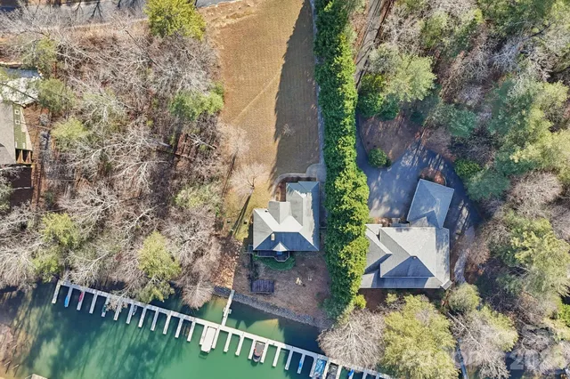 a view of an houses with backyard