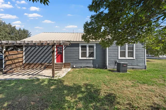 a view of a house with a backyard