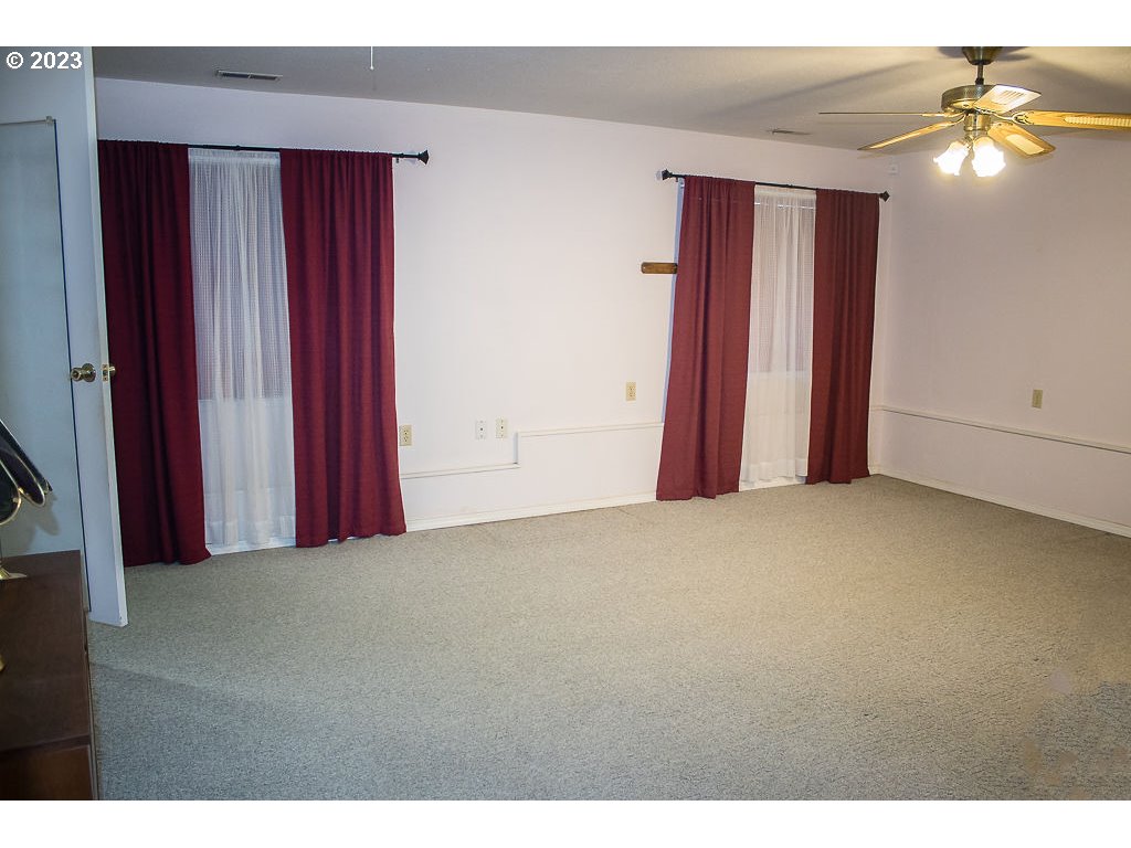 7208 Southeast Hogan Road Gresham, OR 97080 - Photo 8 of 29 Gallery Image 8