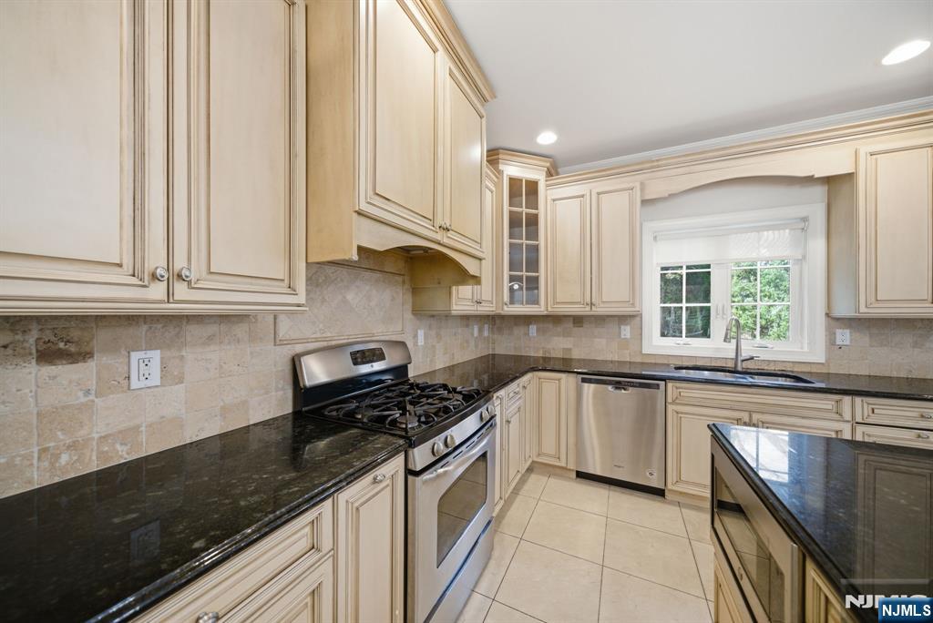 47 Sunset Lane, Unit B Tenafly, NJ 07670 - Photo 20 of 50
