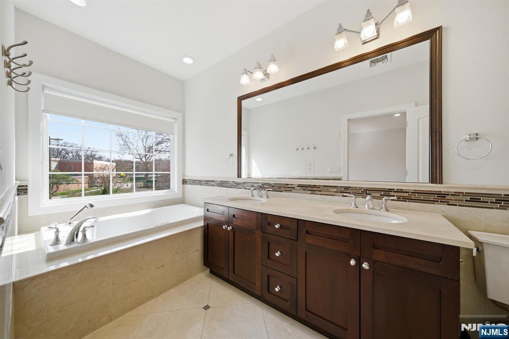 47 Sunset Lane, Unit B Tenafly, NJ 07670 - Photo 24 of 50