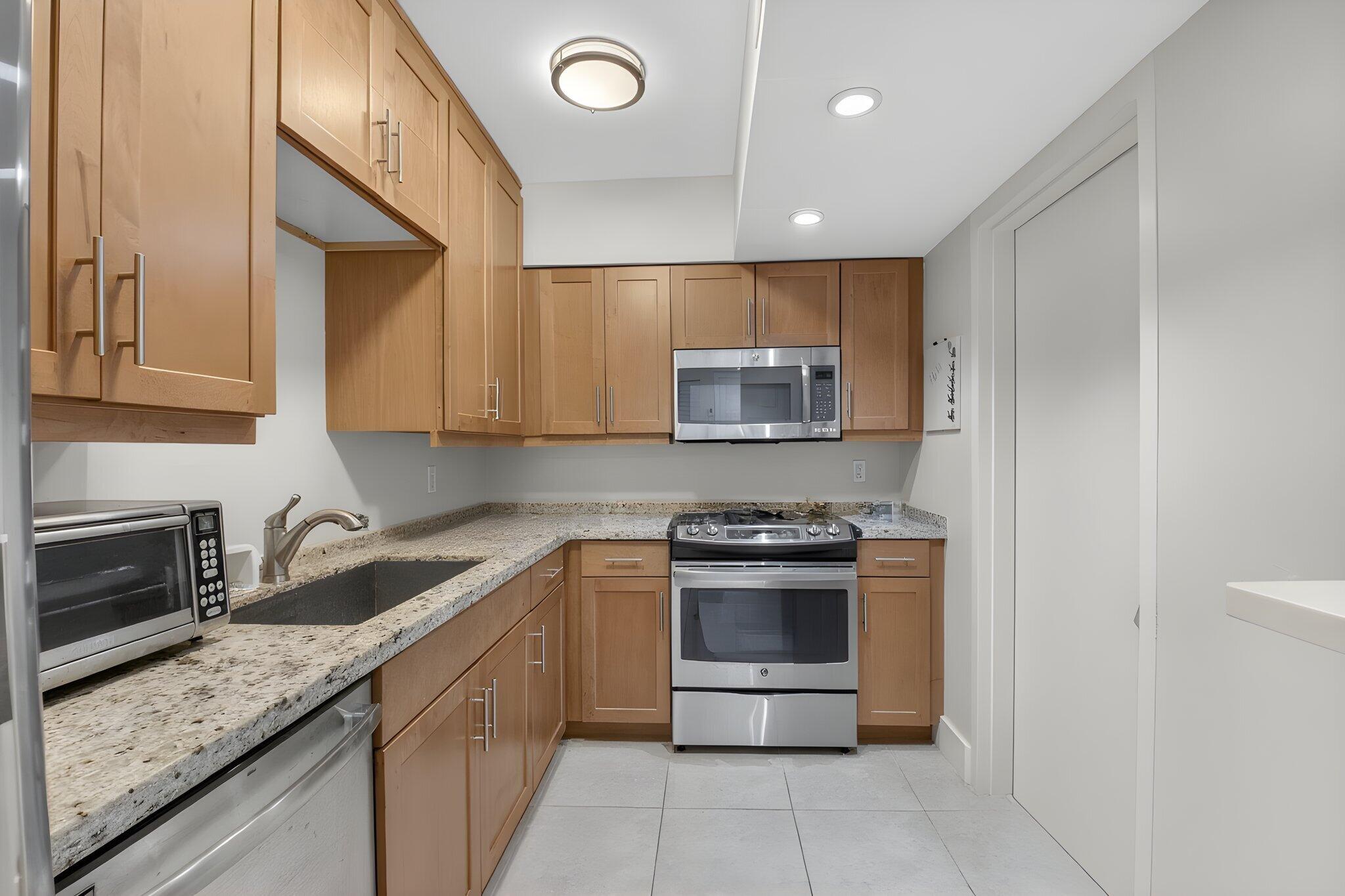 7786 Lakeside Boulevard, Unit 653 Boca Raton, FL 33434 - Photo 5 of 61 Kitchen