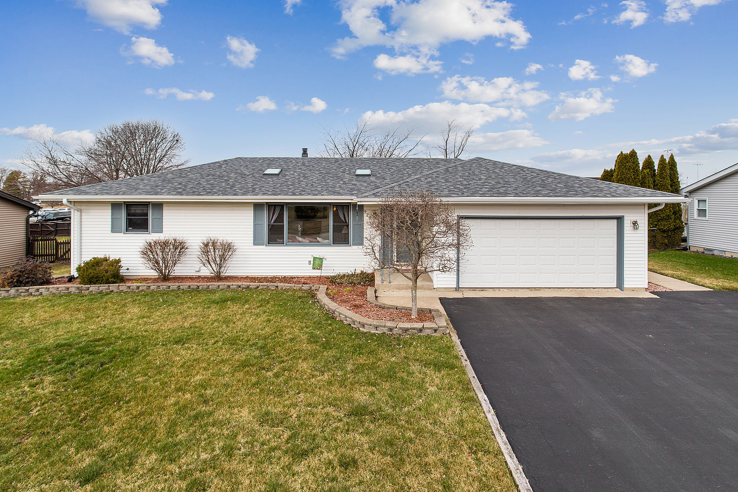 929 South Bentley Road New Lenox, IL 60451 - Photo 1 of 18 a front view of a house with garden