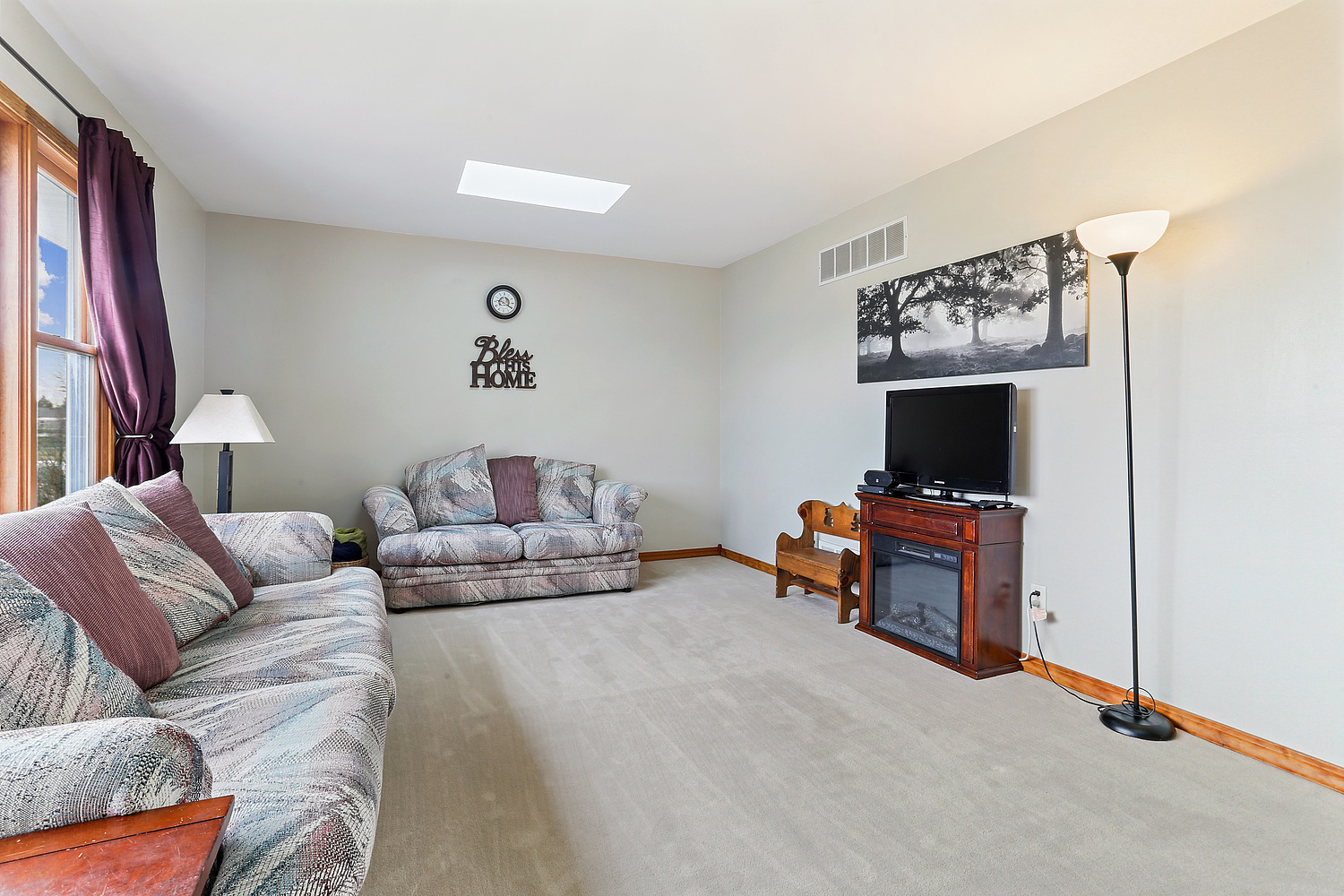 929 South Bentley Road New Lenox, IL 60451 - Photo 3 of 18 a living room with furniture and a flat screen tv