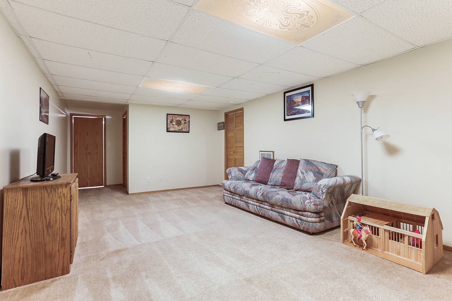 929 South Bentley Road New Lenox, IL 60451 - Photo 6 of 18 a living room with furniture