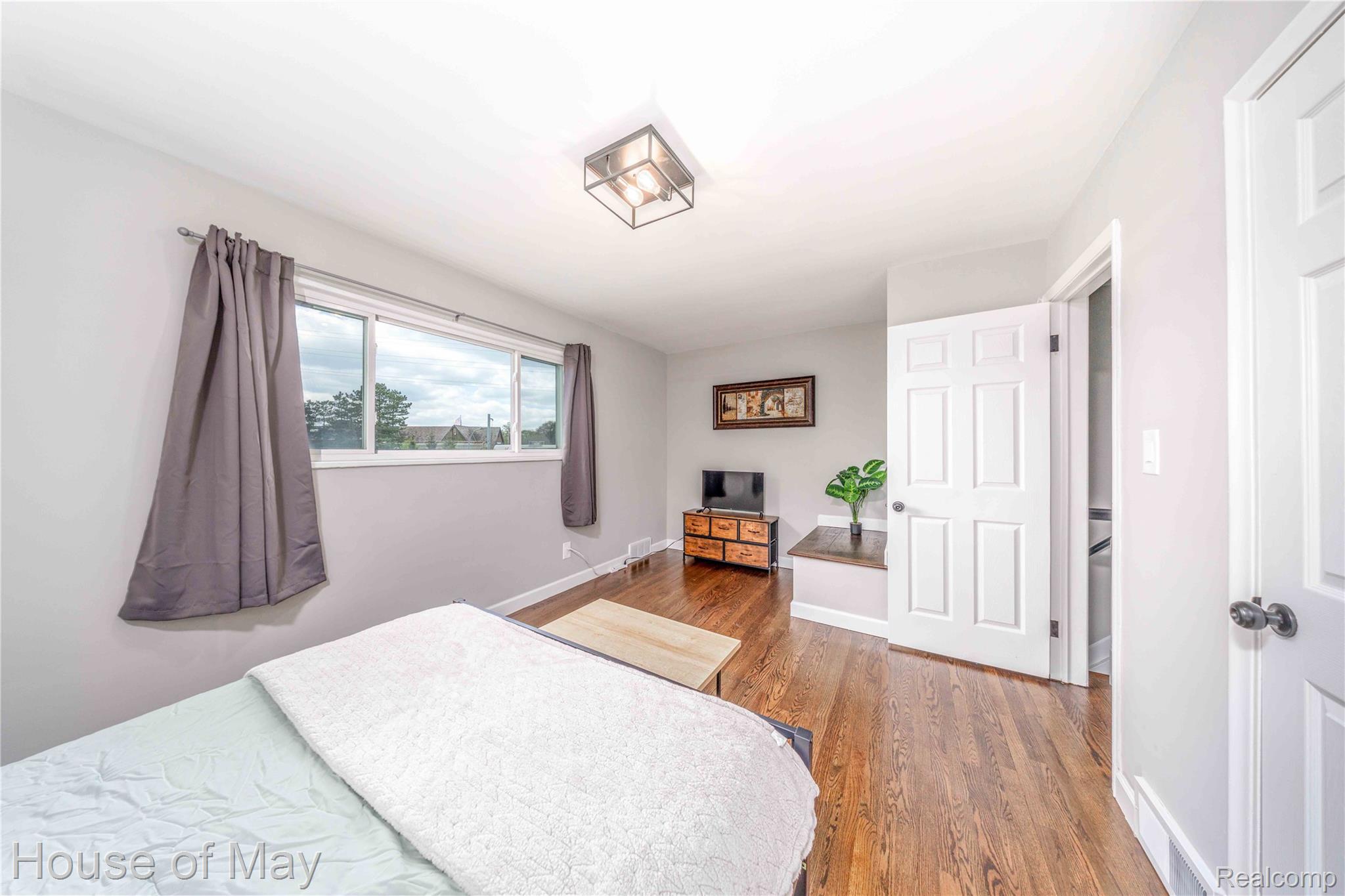 2099 East Maple Road Birmingham, MI 48009 - Photo 8 of 15 2099 E Maple-11.jpeg