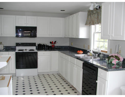 7 Tyler Lane Ashland, MA 01721 - Photo 6 of 28 Gallery Image 6