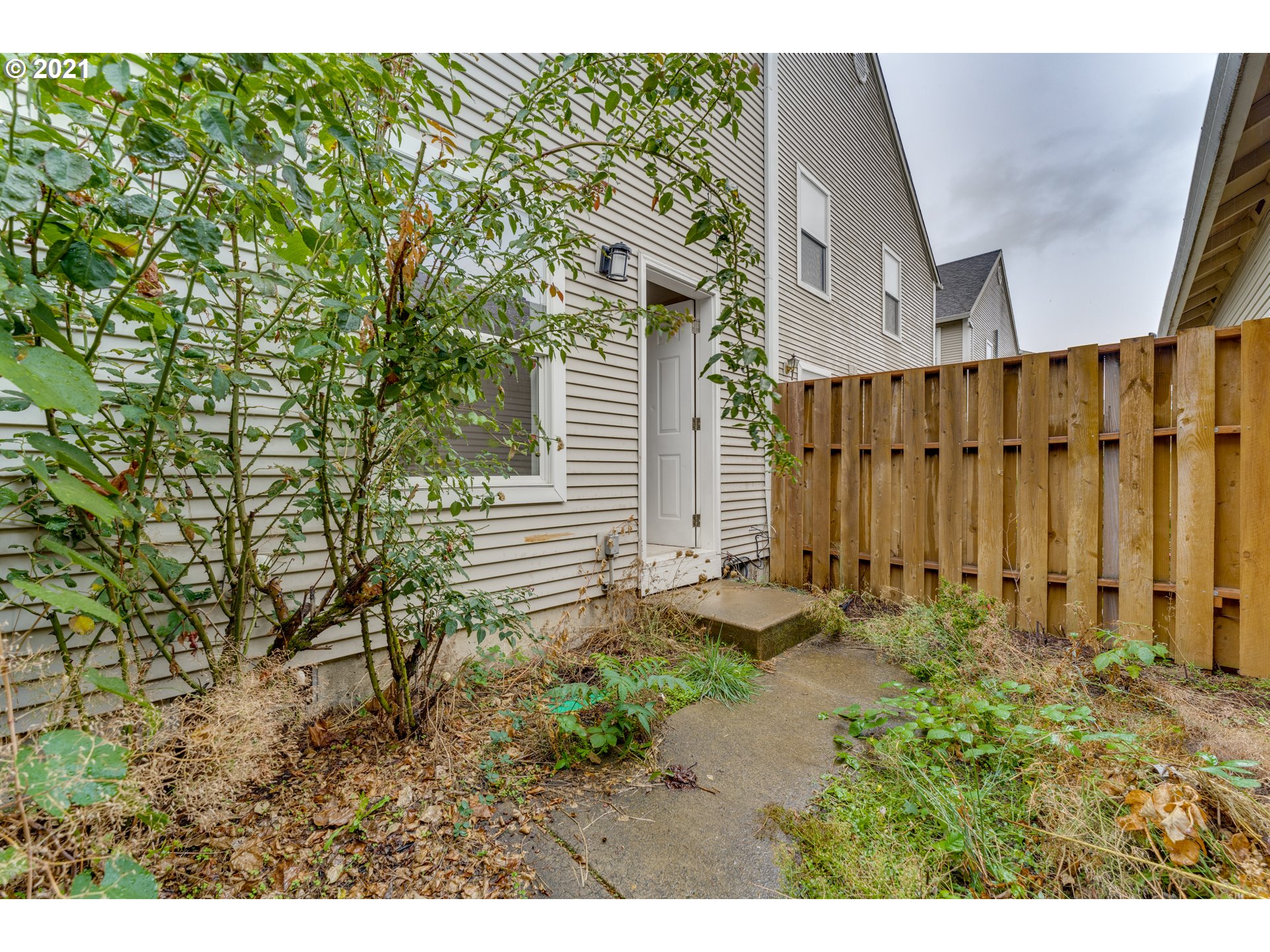 14134 East Burnside Street, Unit 4 Portland, OR 97233 - Photo 24 of 27 a backyard of a house with lots of green space
