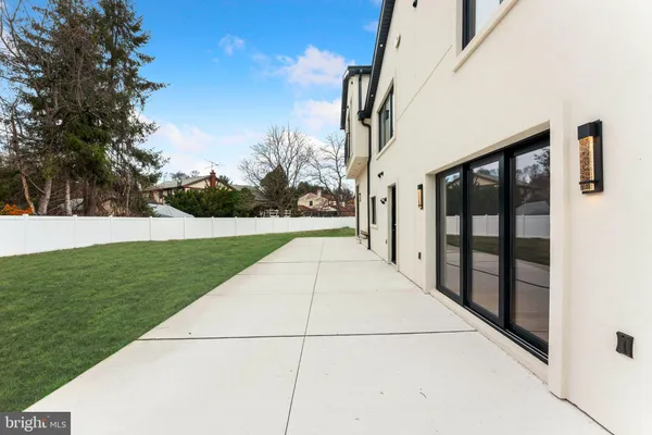 a view of yard with trees
