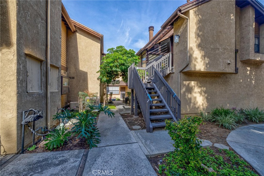 4140 Workman Mill Road, Unit 253 Whittier, CA 90601 - Photo 46 of 63 a backyard of a house with lots of green space