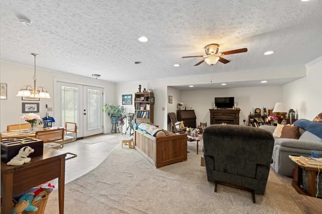 a view of a back yard