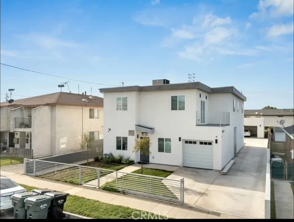 a view of a house with backyard