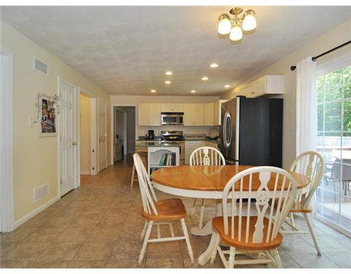 21 Columbia Heights Road Charlestown, RI 02813 - Photo 9 of 20 Dining Area.