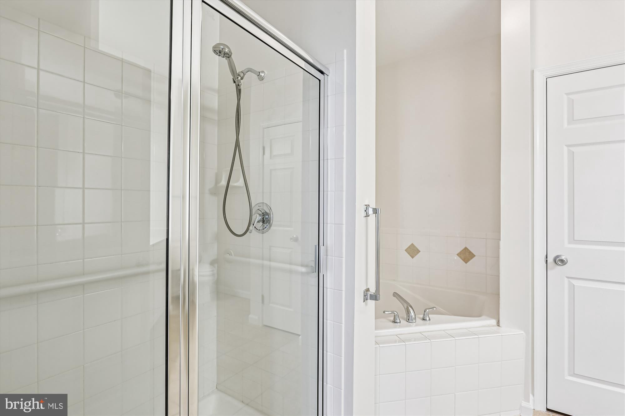 23 Arch Place, Unit 273 Gaithersburg, MD 20878 - Photo 28 of 103 a bathroom with a bathtub with shower