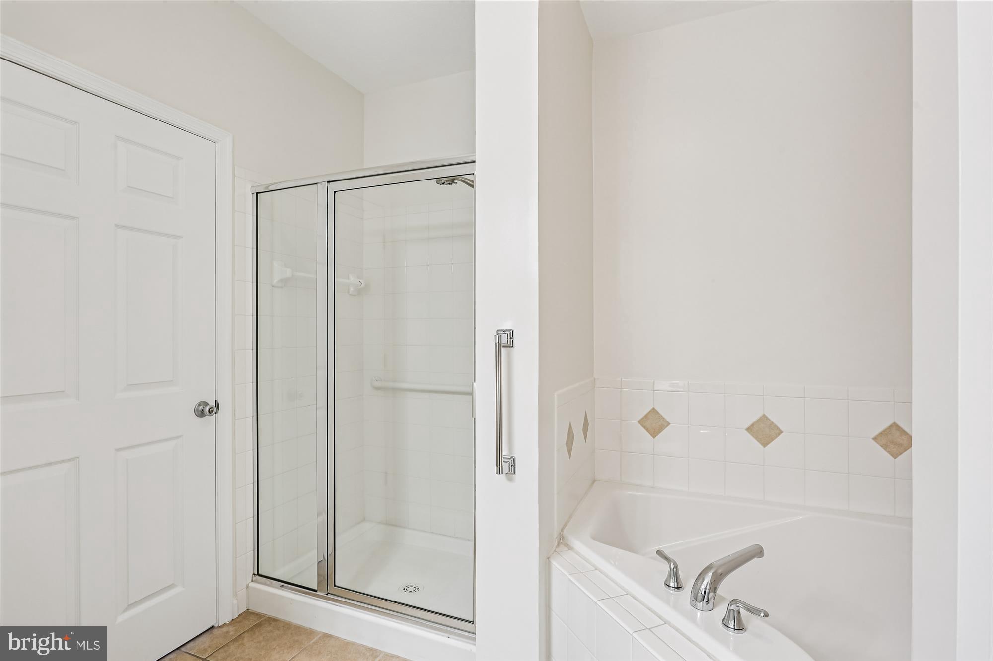 23 Arch Place, Unit 273 Gaithersburg, MD 20878 - Photo 40 of 103 a bathroom with a glass shower door