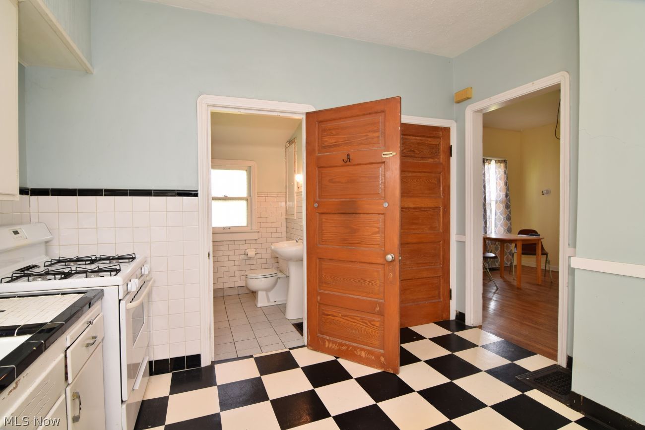 1532 Sheridan Road Cleveland, OH 44121 - Photo 16 of 29 Kitchen and Bath