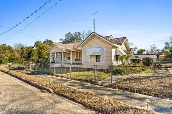 $99,900 | 987 7th Avenue, Graceville, FL 32440