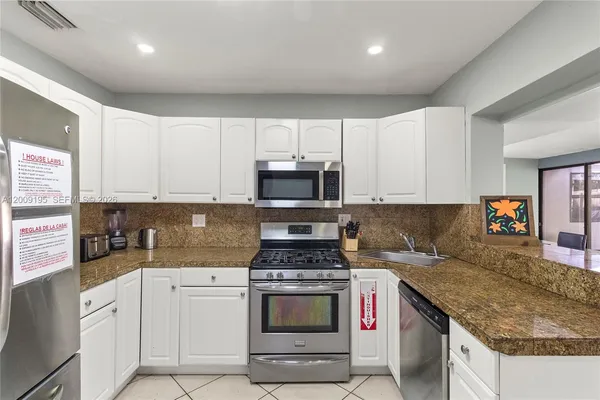 $5,900 | 3024 Northeast 2nd Terrace, Wilton Manors, FL 33334