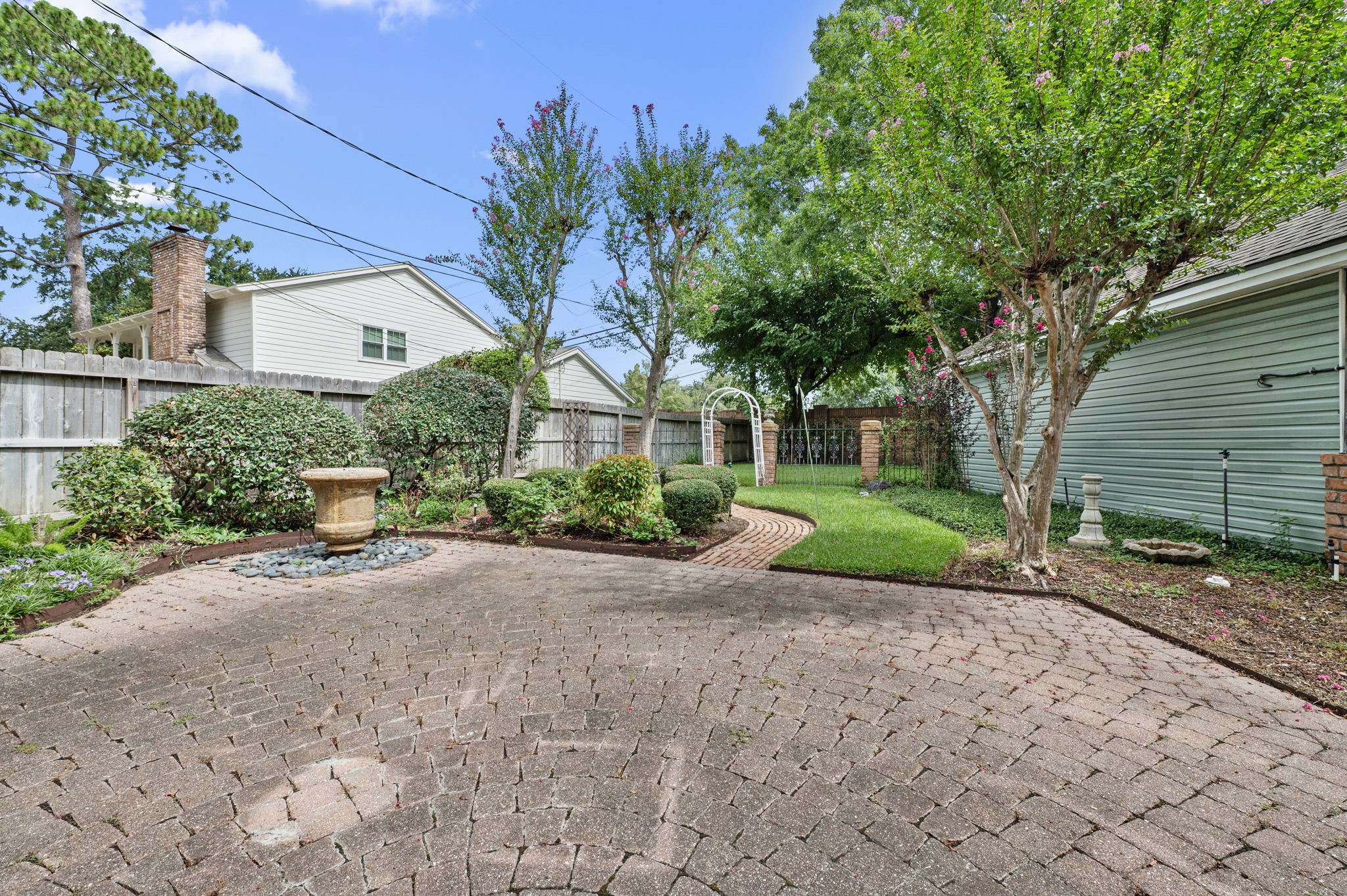 14302 Apple Tree Road Houston, TX 77079 - Photo 34 of 44 Rear view