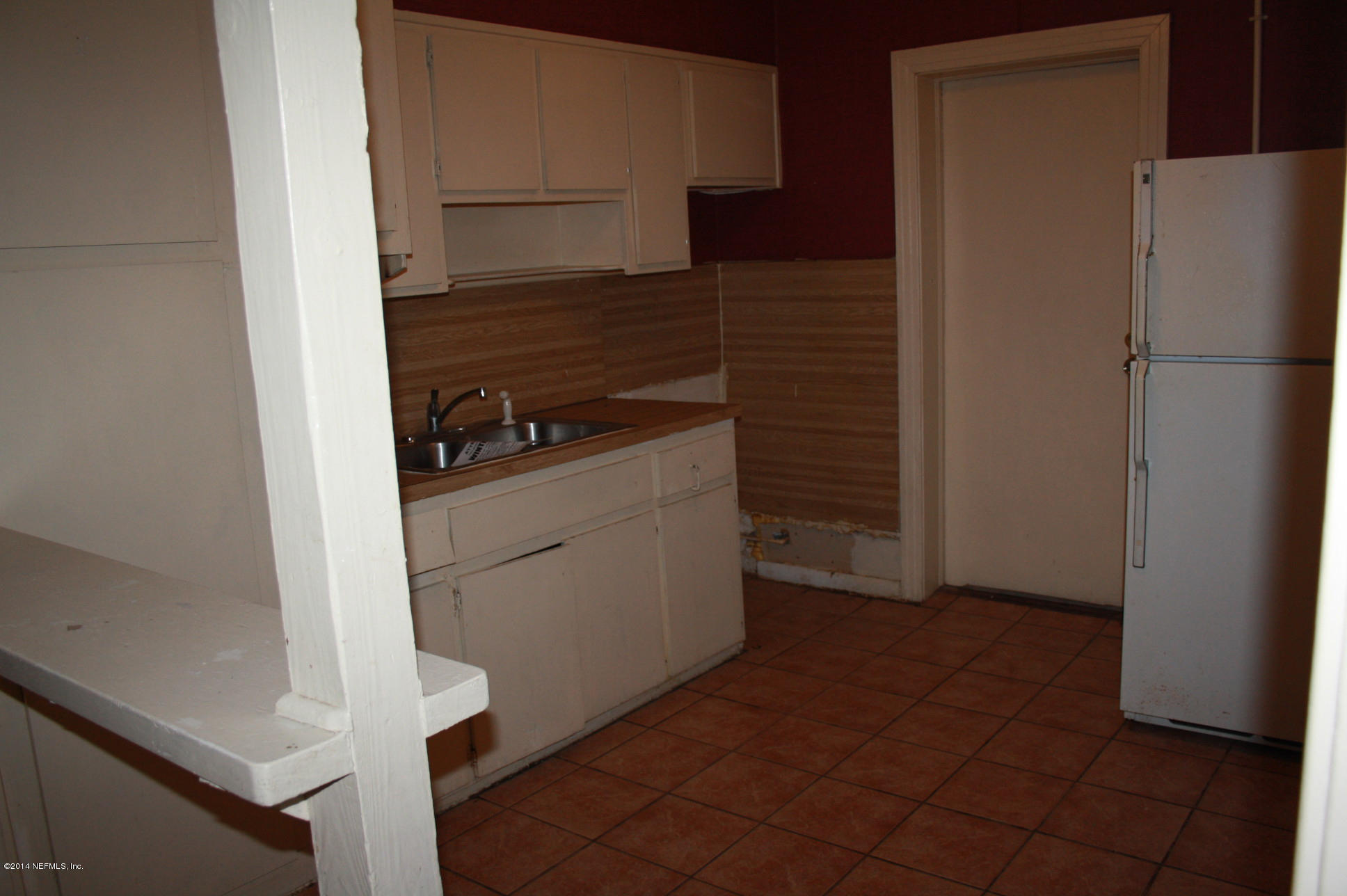 5215 Woodcrest Road Jacksonville, FL 32205 - Photo 5 of 12 kitchen